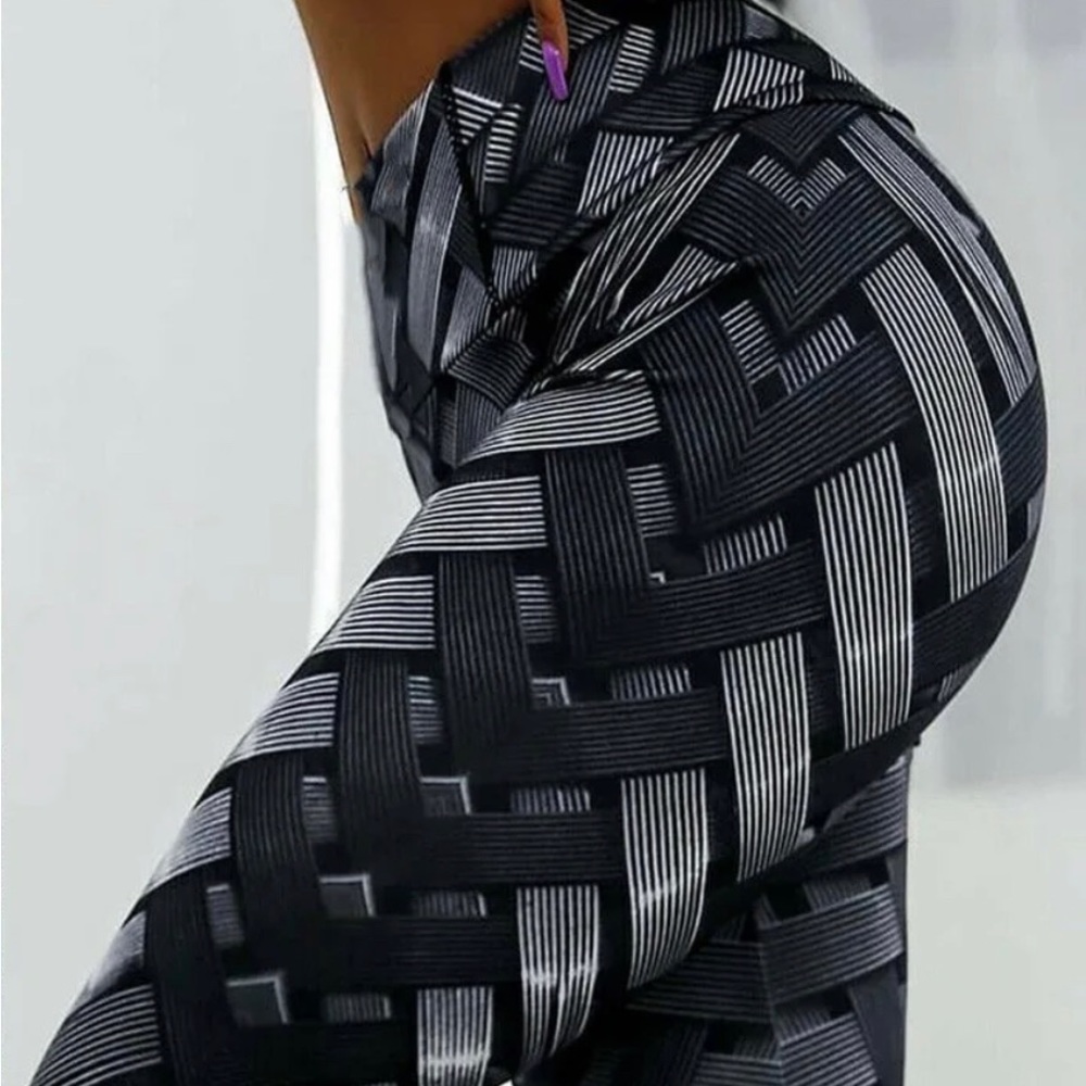 NWOT Women’s Plus Size Compression Weave Print Black Leggings- 3XL